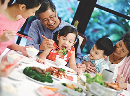 Không khí thoải mái từ bữa ăn chung với gia đình là phần quan trọng trong việc học ăn của bé